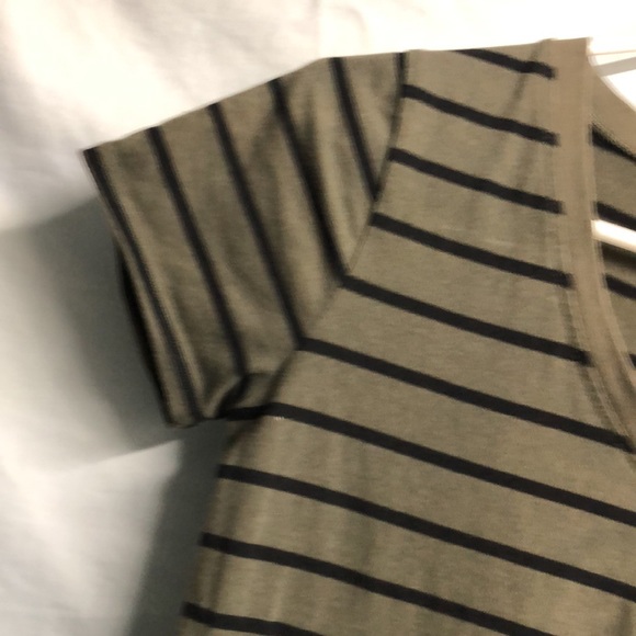 Heart and hips, large olive green, black striped V-neck T-shirt juniors wuc - Picture 3 of 9